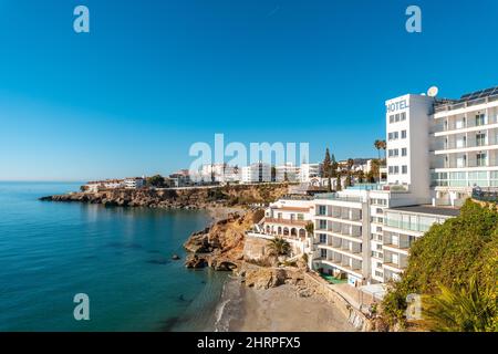 Vue sur la Playa el salon dans la ville de Nerja, Andalousie, Espagne Banque D'Images