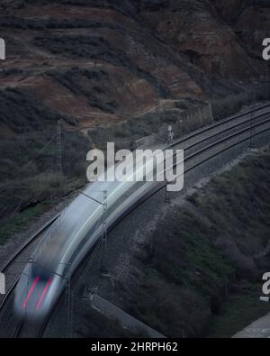 Belle vue sur un train de course au milieu du rocher Banque D'Images