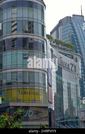 Extérieur en verre incurvé du centre commercial terminal 21, une destination de shopping populaire à Sukhumvit, Bangkok Banque D'Images
