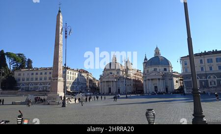 Piazza del Popolo (place Popolo) à Rome avec l'obélisque au centre et les deux églises jumelles Banque D'Images