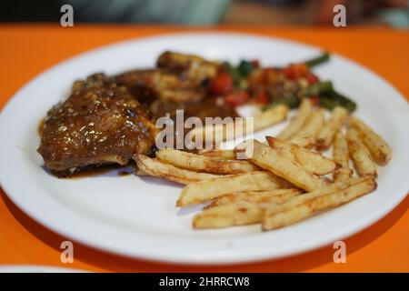 Ailes de poulet Buffalo frites sur plaque blanche . Banque D'Images