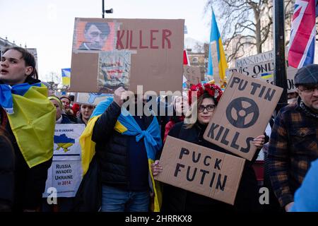 Londres, Royaume-Uni. 25th févr. 2022. Les manifestants tiennent des pancartes pendant la manifestation.plus de milliers d'Ukrainiens et leurs partisans se sont rassemblés devant Downing Street pour la deuxième journée depuis que Poutine a déclaré l'invasion de l'Ukraine. Ils ont exigé que le monde agisse rapidement pour sanctionner la Russie, y compris en coupant la Russie de la SWIFT. Crédit : SOPA Images Limited/Alamy Live News Banque D'Images