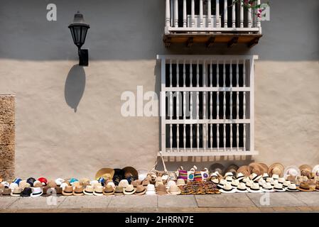 Chapeaux, sacs et sandales à vendre dans les rues de Carthagène Banque D'Images