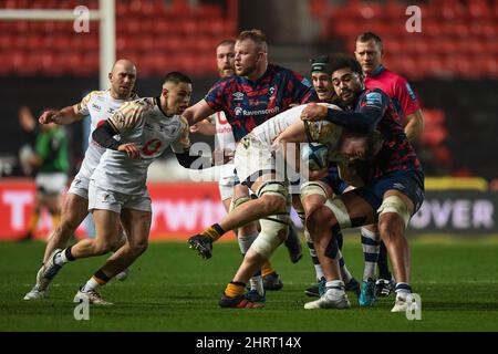 Bristol, Royaume-Uni. 25th févr. 2022. Jack Willis de Wasps Rugby, attaqué par Chris Vui de Bristol Bears, à Bristol, Royaume-Uni, le 2/25/2022. (Photo par Mike Jones/News Images/Sipa USA) crédit: SIPA USA/Alay Live News Banque D'Images