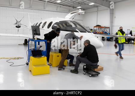 Arlington, Washington, États-Unis. 25th février 2022. Les membres de l'équipage au sol préparent le prototype d'Alice pour un essai en taxi au siège d'Eviation à l'aéroport municipal d'Arlington. Eviation prévoit d'effectuer le premier vol d'Alice au cours des prochaines semaines en attendant des préparatifs supplémentaires en taxi et en vol. Crédit : Paul Christian Gordon/Alay Live News Banque D'Images