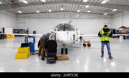 Arlington, Washington, États-Unis. 25th février 2022. Les membres de l'équipage au sol préparent le prototype d'Alice pour un essai en taxi au siège d'Eviation à l'aéroport municipal d'Arlington. Eviation prévoit d'effectuer le premier vol d'Alice au cours des prochaines semaines en attendant des préparatifs supplémentaires en taxi et en vol. Crédit : Paul Christian Gordon/Alay Live News Banque D'Images