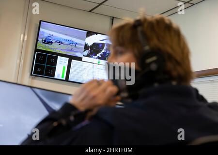 Arlington, Washington, États-Unis. 25th février 2022. Jesse Stevens, membre de l'équipe de télémétrie, communique avec l'équipage au sol lorsqu'il prépare le prototype d'Alice pour un essai en taxi au siège d'Eviation à l'aéroport municipal d'Arlington. Eviation prévoit d'effectuer le premier vol d'Alice au cours des prochaines semaines en attendant des préparatifs supplémentaires en taxi et en vol. Crédit : Paul Christian Gordon/Alay Live News Banque D'Images