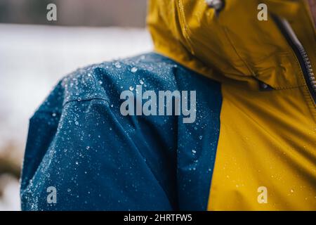 Gouttes d'eau ou gouttelettes sur une veste en Gore-tex résistante aux basses-terres. Banque D'Images