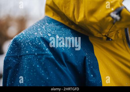 Gouttes d'eau ou gouttelettes sur une veste en Gore-tex résistante aux basses-terres. Banque D'Images