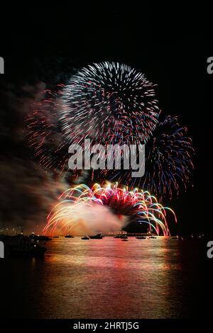 Une vue magnifique d'immenses feux d'artifice colorés sur le port de Plymouth, en Angleterre Banque D'Images