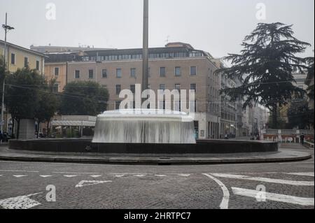 Gros plan de la rue terni de Cesare Battisti et la chambre de commerce avec brouillard Banque D'Images