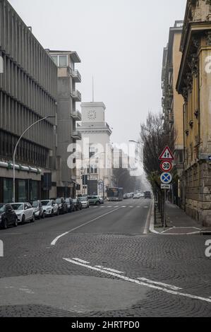 Gros plan de la rue terni de Cesare Battisti et la chambre de commerce avec brouillard Banque D'Images