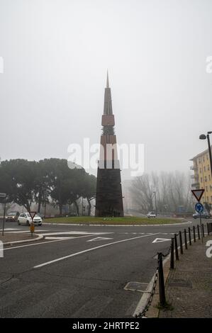 Gros plan de la rue terni de Cesare Battisti et la chambre de commerce avec brouillard Banque D'Images