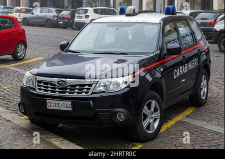 Gros plan de la voiture carabinieri garée devant le terrain Banque D'Images