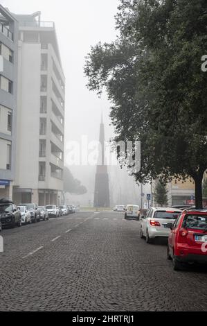 Gros plan de la rue terni de Cesare Battisti et la chambre de commerce avec brouillard Banque D'Images