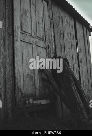 Prise en échelle de gris sur une ancienne cabine en bois Banque D'Images