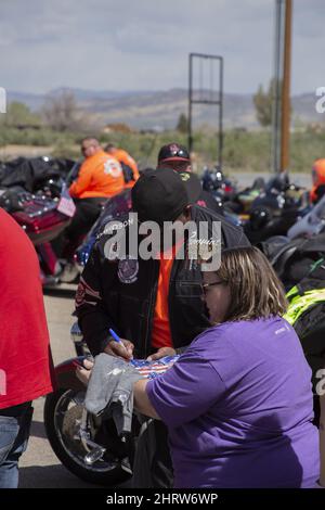 Herschel Walker signe des autographes pendant le Kyle Petty Charity Ride Banque D'Images