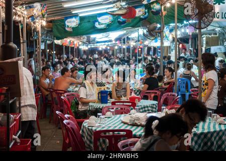 Restaurants de rue de fruits de mer à Cheung Chau, une île de la périphérie des nouveaux territoires de Hong Kong Banque D'Images