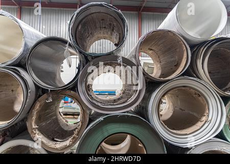 Pile de rouleaux métalliques en acier de bobine dans une usine de couverture en métal Banque D'Images