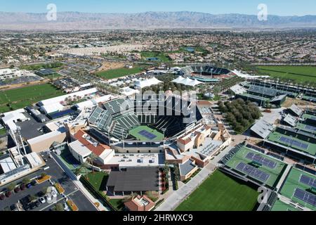 Une vue aérienne du stade 1 (premier plan) et du stade 2 au Indian Wells tennis Garden, le vendredi 25 février 2022, à Indian Wells, Calif. L'installation Banque D'Images