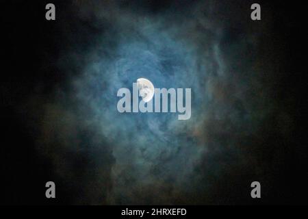 Lune dans le premier quart sur un ciel nuageux la nuit à Punta Gorda, Floride Banque D'Images