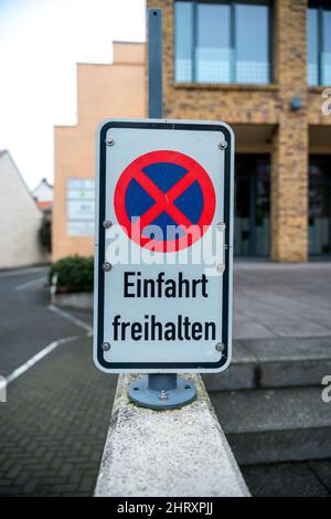Vue verticale d'un panneau de signalisation indiquant qu'il n'y a pas d'arrêt Banque D'Images