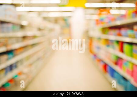 Vider l'allée et les tablettes du supermarché dans un espace flou pour l'arrière-plan Banque D'Images