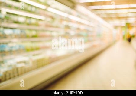 Vider l'allée et les tablettes du supermarché dans un espace flou pour l'arrière-plan Banque D'Images