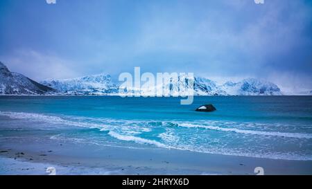 Belle vue sur la plage de Haukland et les montagnes enneigées des îles Lofoten, en Norvège Banque D'Images