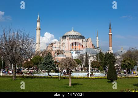 Le magnifique Aya Sofya (Hagia Sophia) dans le quartier de Sultanahmet d'Istanbul en Turquie, le matin du printemps. Banque D'Images