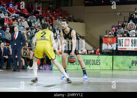 Monaco. 25th févr. 2022. Leo Westermann de Monaco et Sehmus Hazer de Fenerbahce lors du match de basket-ball Euroligue de Turkish Airlines entre AS Monaco basket et Fenerbahce Beko Istanbul le 25 février 2022 à la salle Gaston Médidécin de Monaco - photo Mathieu Coquillet / DPPI crédit: DPPI Media/Alay Live News Banque D'Images