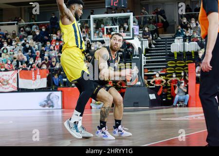 Monaco. 25th févr. 2022. Mike James de Monaco et Jehyve Floyd de Fenerbahce lors du match de basket-ball Euroligue de Turkish Airlines entre AS Monaco basket et Fenerbahce Beko Istanbul le 25 février 2022 à la salle Gaston Médecin de Monaco - photo Mathieu Coquillet / DPPI crédit: DPPI Media/Alay Live News Banque D'Images