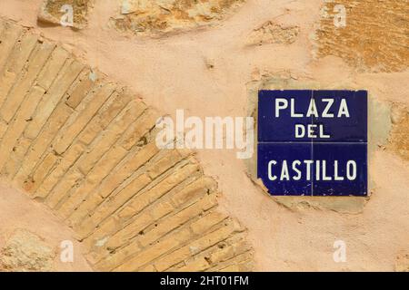 Panneau sur le mur du château de Santa Pola en Espagne, traduction: 'Castle Plaza' Banque D'Images