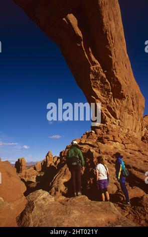 Arche de la fenêtre nord vue par les touristes, située dans la section des fenêtres du parc. Arches National Park, Utah, États-Unis Banque D'Images