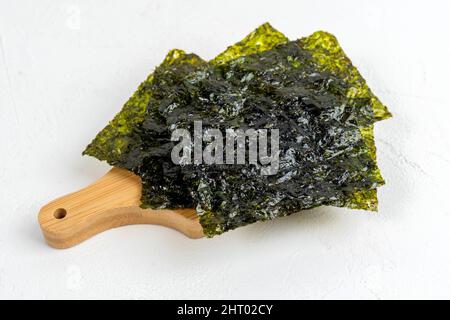 Feuilles de nori. Algues séchées croquantes. Cuisine traditionnelle japonaise Banque D'Images