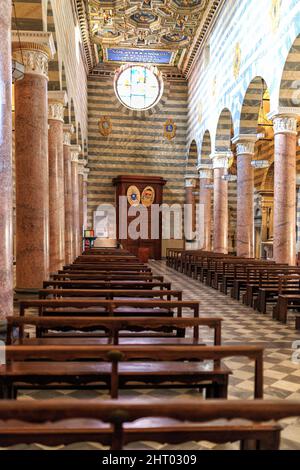 Photo verticale de la nef de la cathédrale de Santa Maria Assunta à Volterra, Italie Banque D'Images