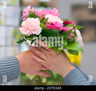 Merci beaucoup. Photo rognée d'un bouquet de fleurs remises à quelqu'un. Banque D'Images