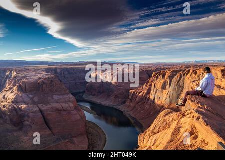 Vue sur Horseshoe Bend au coucher du soleil, sur la falaise Banque D'Images