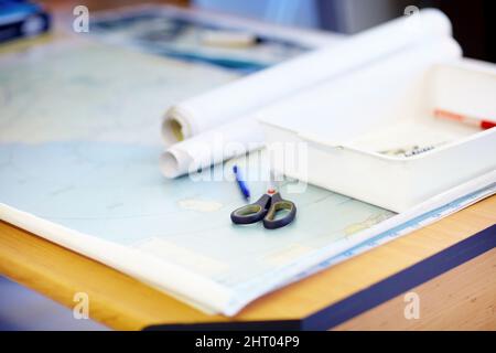 Les sauveteurs doivent toujours avoir une carte à portée de main. Photo en grand angle d'une carte et d'un appareil fixe allongé sur un bureau à l'intérieur d'un bureau de maître-nageur. Banque D'Images