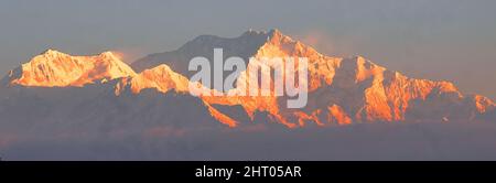 majestueux himalaya enneigé et mont kangchenjunga au lever du soleil de lepcha jagat près de darjeeling, dans l'ouest du bengale, inde Banque D'Images