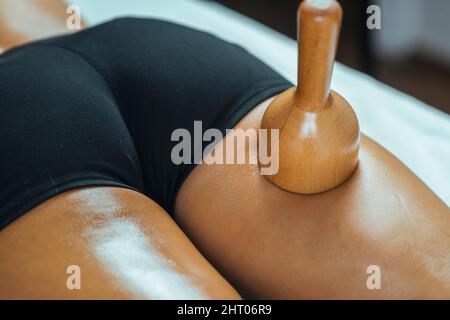 Traitement de massage anti cellulite Maderotherapy Banque D'Images