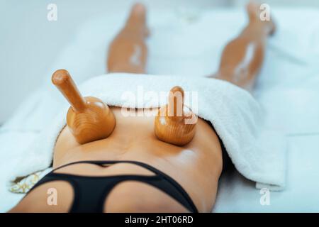 Traitement de massage anti cellulite Maderotherapy Banque D'Images