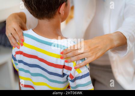 Enfant soumis à un examen physique Banque D'Images