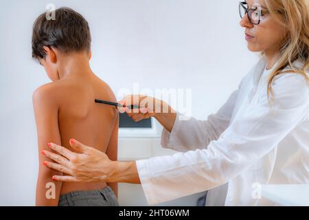 Enfant soumis à un examen physique Banque D'Images