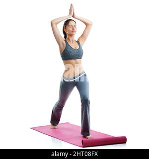 Le corps réalise ce que l'esprit croit. Photo studio d'une jeune femme en forme faisant du yoga isolé sur blanc. Banque D'Images