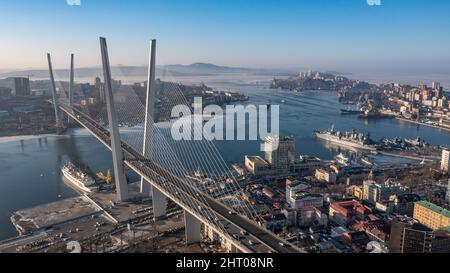 Vladivostok, Russie - 24 janvier 2022 : vue sur la ville et le pont au-dessus de la baie de la Corne d'Or.Vue de dessus. Banque D'Images