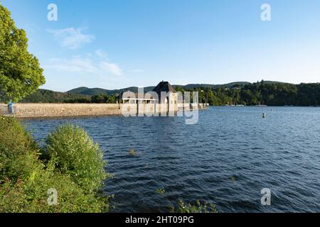 Mur de soutènement d'Edersee en Allemagne. Énergie renouvelable par l'hydroélectricité Banque D'Images