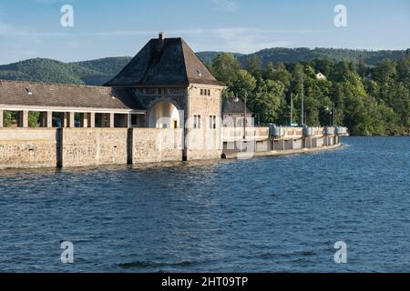 Mur de soutènement d'Edersee en Allemagne. Énergie renouvelable par l'hydroélectricité Banque D'Images