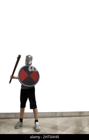 Verticale d'un jeune homme portant une armure médiévale sur fond blanc Banque D'Images