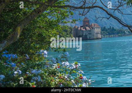 Photo hypnotique du château de Chillon situé sur le lac Léman Banque D'Images